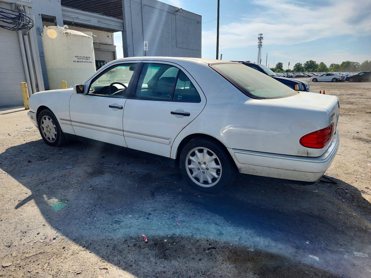 1999 Mercedes-benz E 320 White vin: WDBJF65H7XA728938