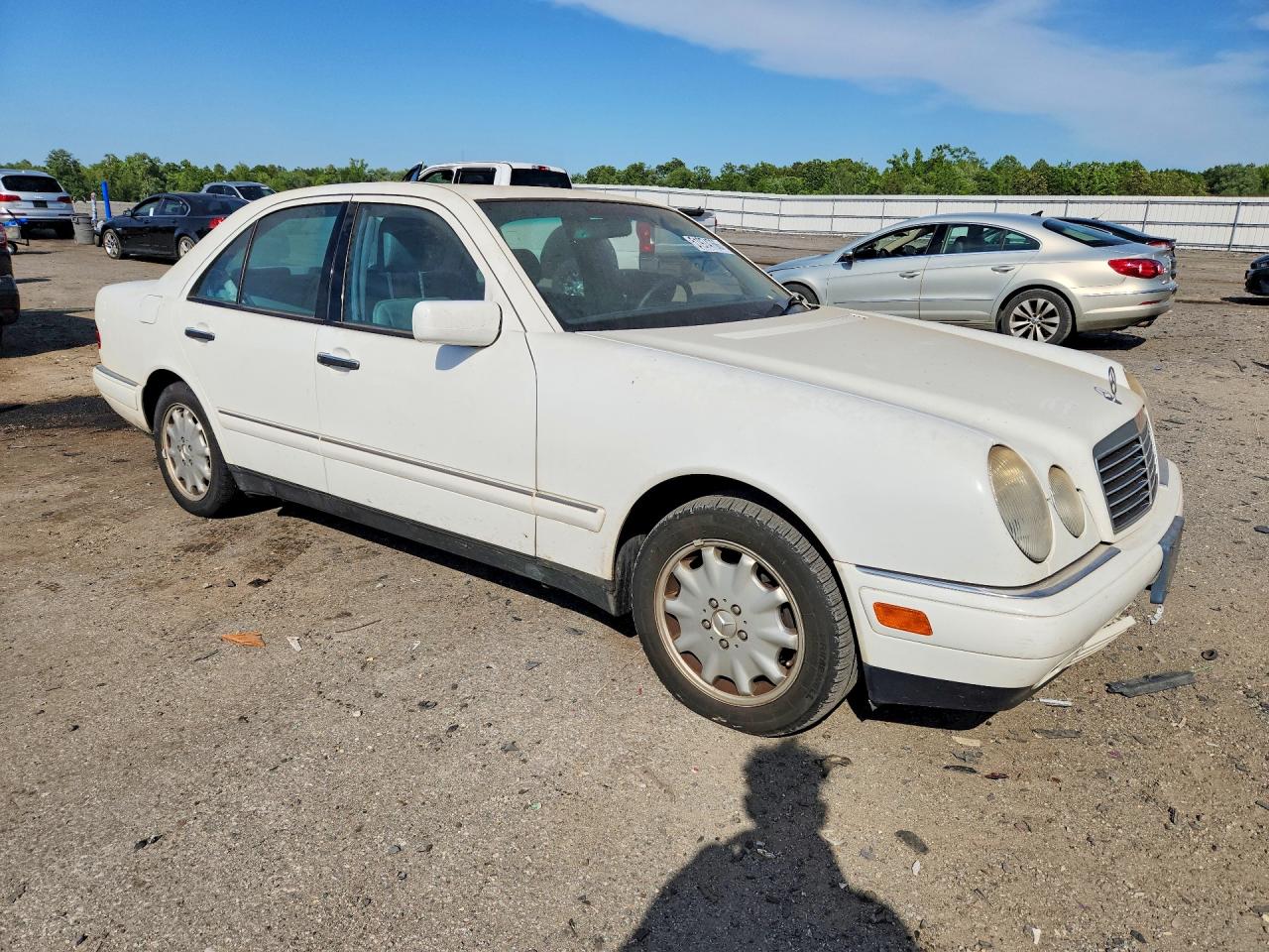 1999 Mercedes-benz E 320 White vin: WDBJF65H7XA728938