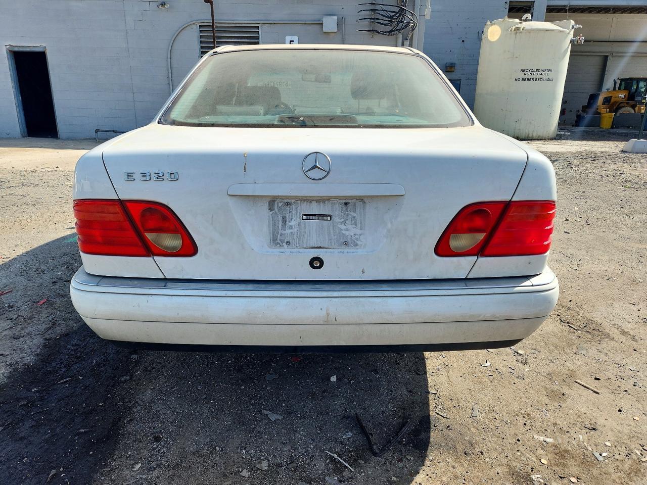 1999 Mercedes-benz E 320 White vin: WDBJF65H7XA728938