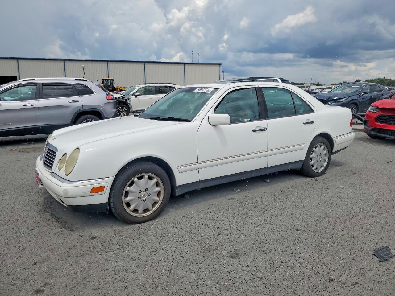 1999 Mercedes-benz E 320 White vin: WDBJF65H8XA933734