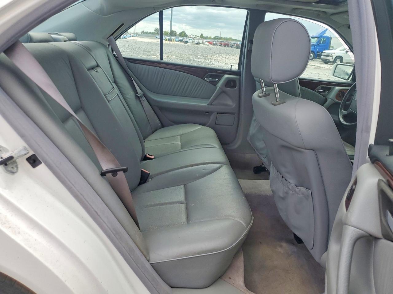 1999 Mercedes-benz E 320 White vin: WDBJF65H8XA933734
