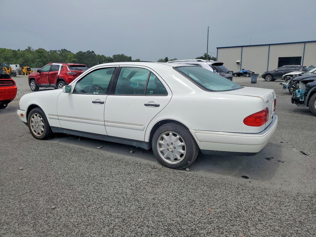 1999 Mercedes-benz E 320 Белый vin: WDBJF65H8XA933734
