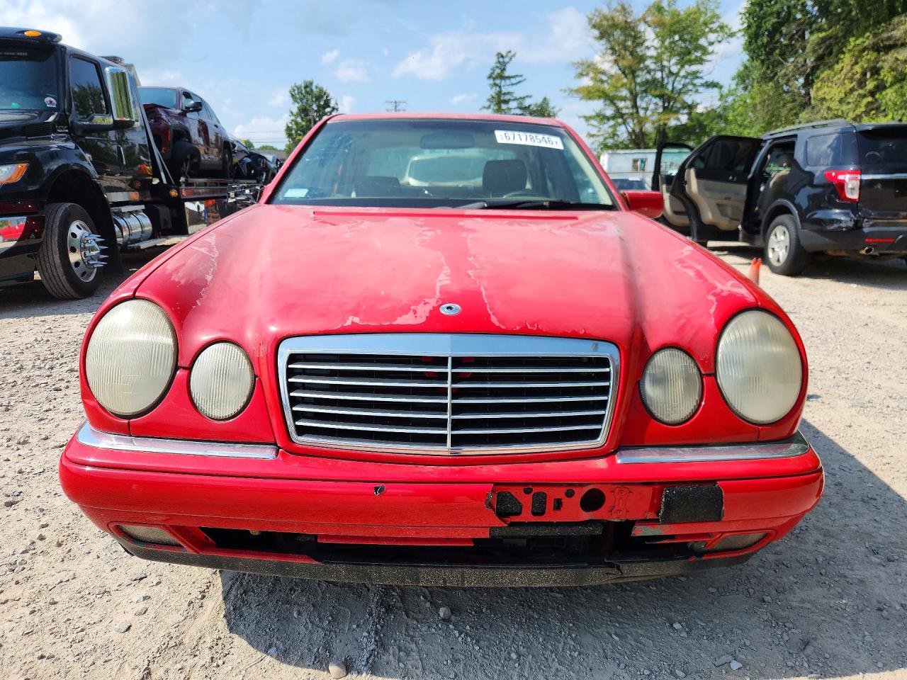 1999 Mercedes-benz E 320 Red vin: WDBJF65H9XA725961