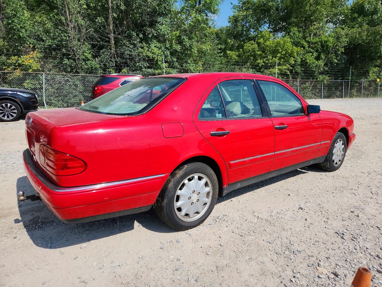 1999 Mercedes-benz E 320 Red vin: WDBJF65H9XA725961