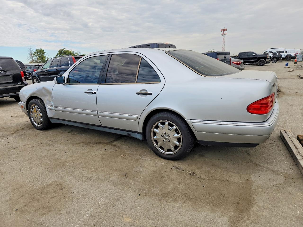 1999 Mercedes-benz E 320 Silver vin: WDBJF65H9XA904596