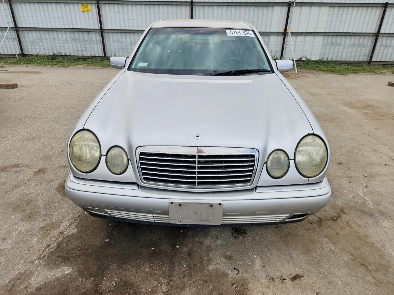 1999 Mercedes-benz E 320 Silver vin: WDBJF65H9XA904596