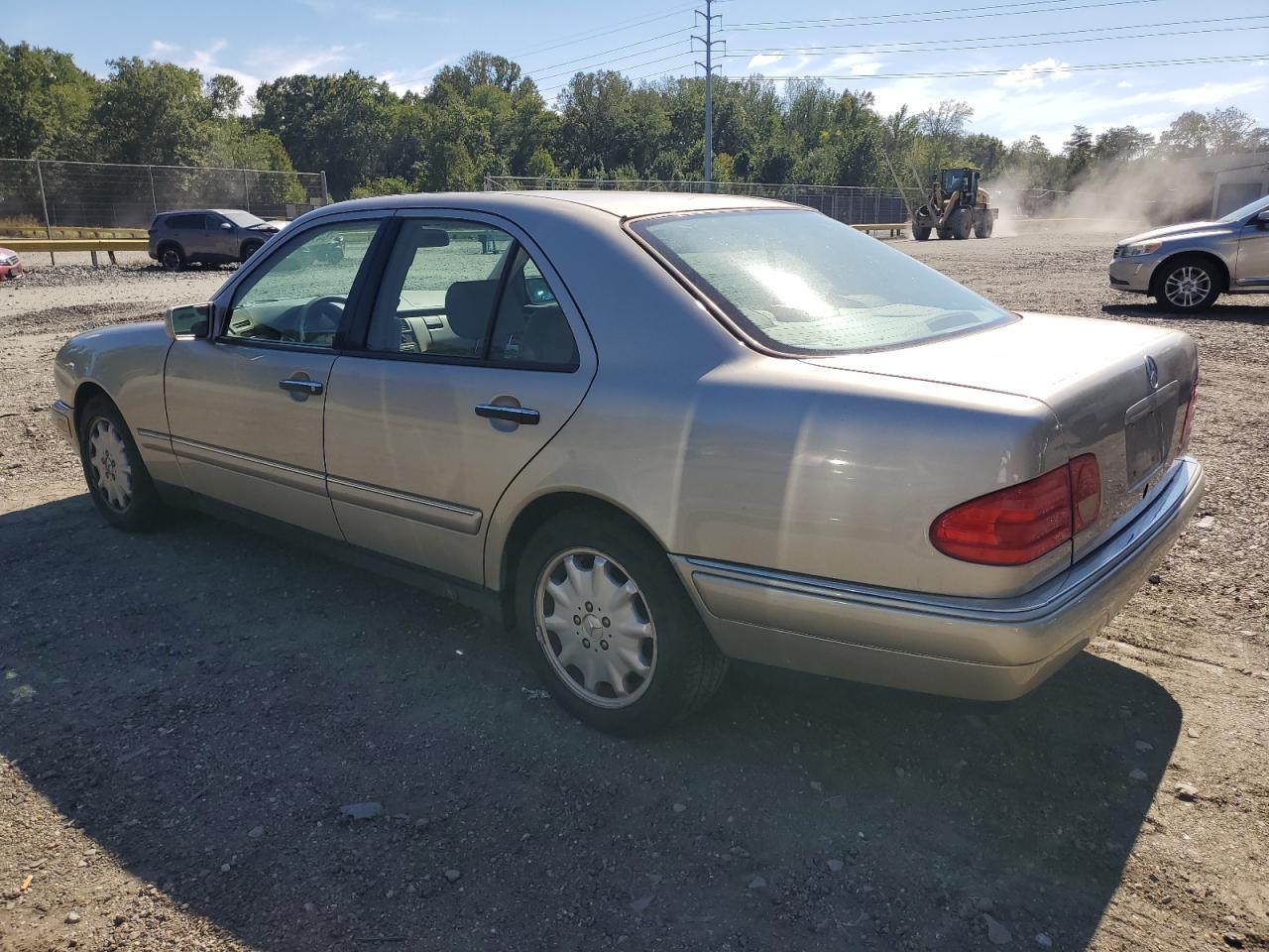 1999 Mercedes-benz E 320 Gold vin: WDBJF65H9XA913122