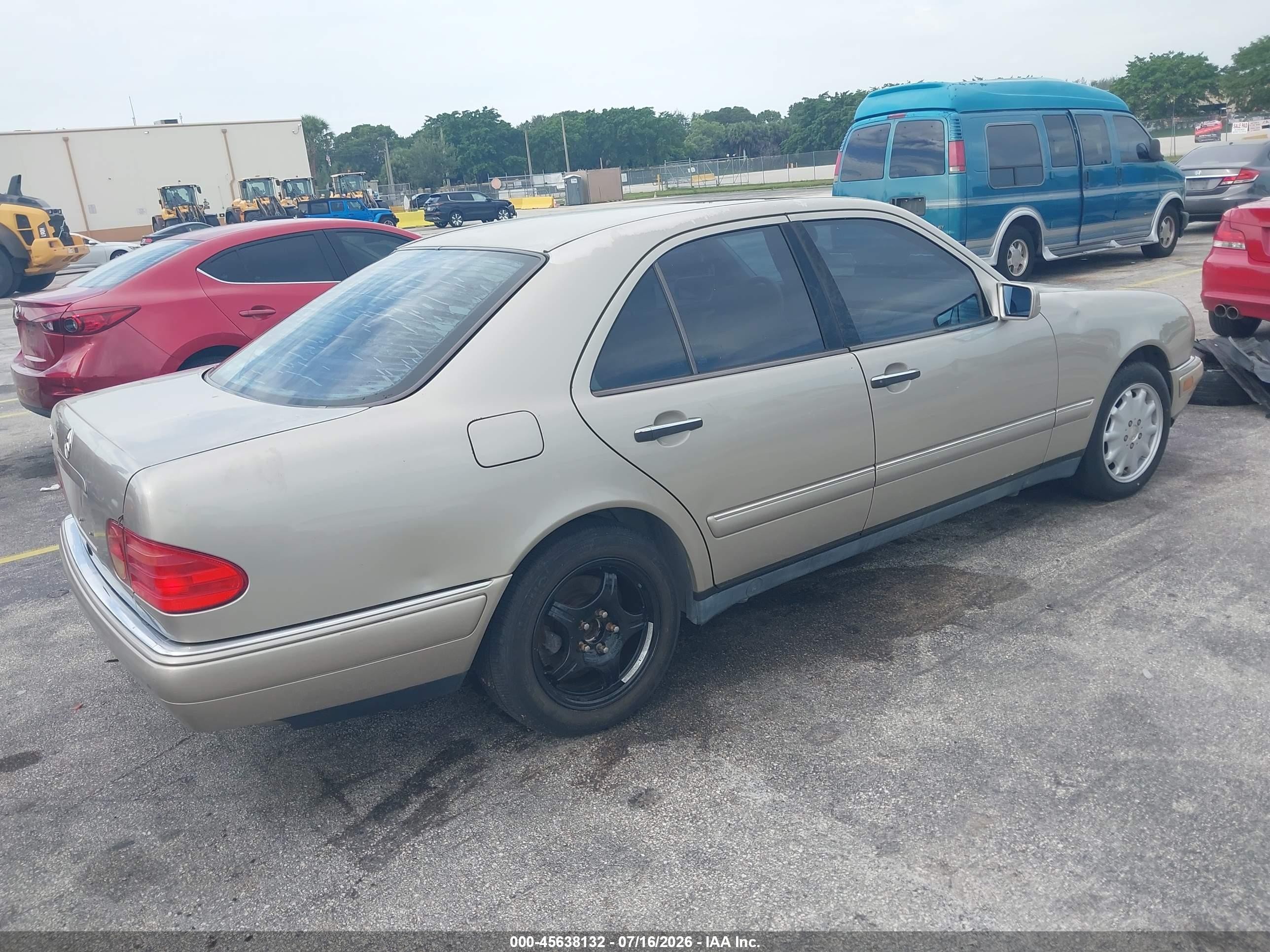 1999 Mercedes-benz E 320   Gold vin: WDBJF65H9XA930518