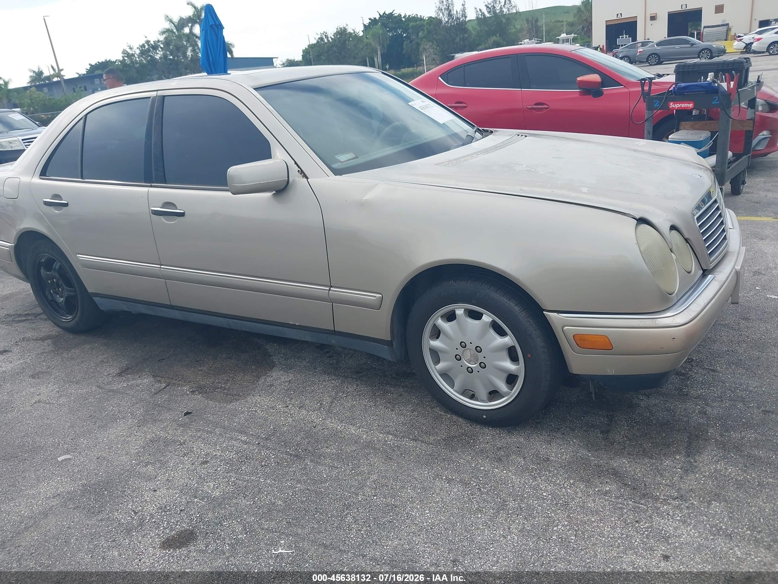 1999 Mercedes-benz E 320   Gold vin: WDBJF65H9XA930518