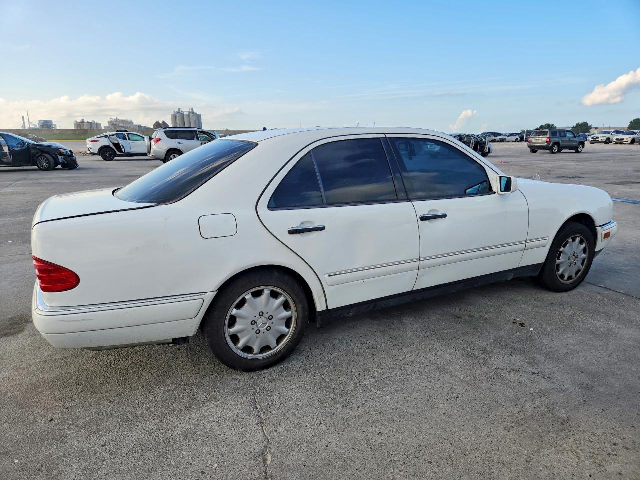 1999 Mercedes-benz E 320 White vin: WDBJF65H9XA946282