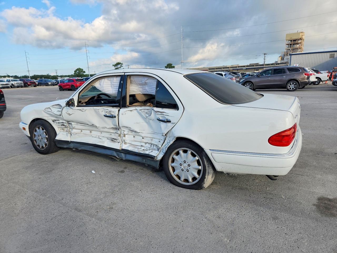 1999 Mercedes-benz E 320 White vin: WDBJF65H9XA946282