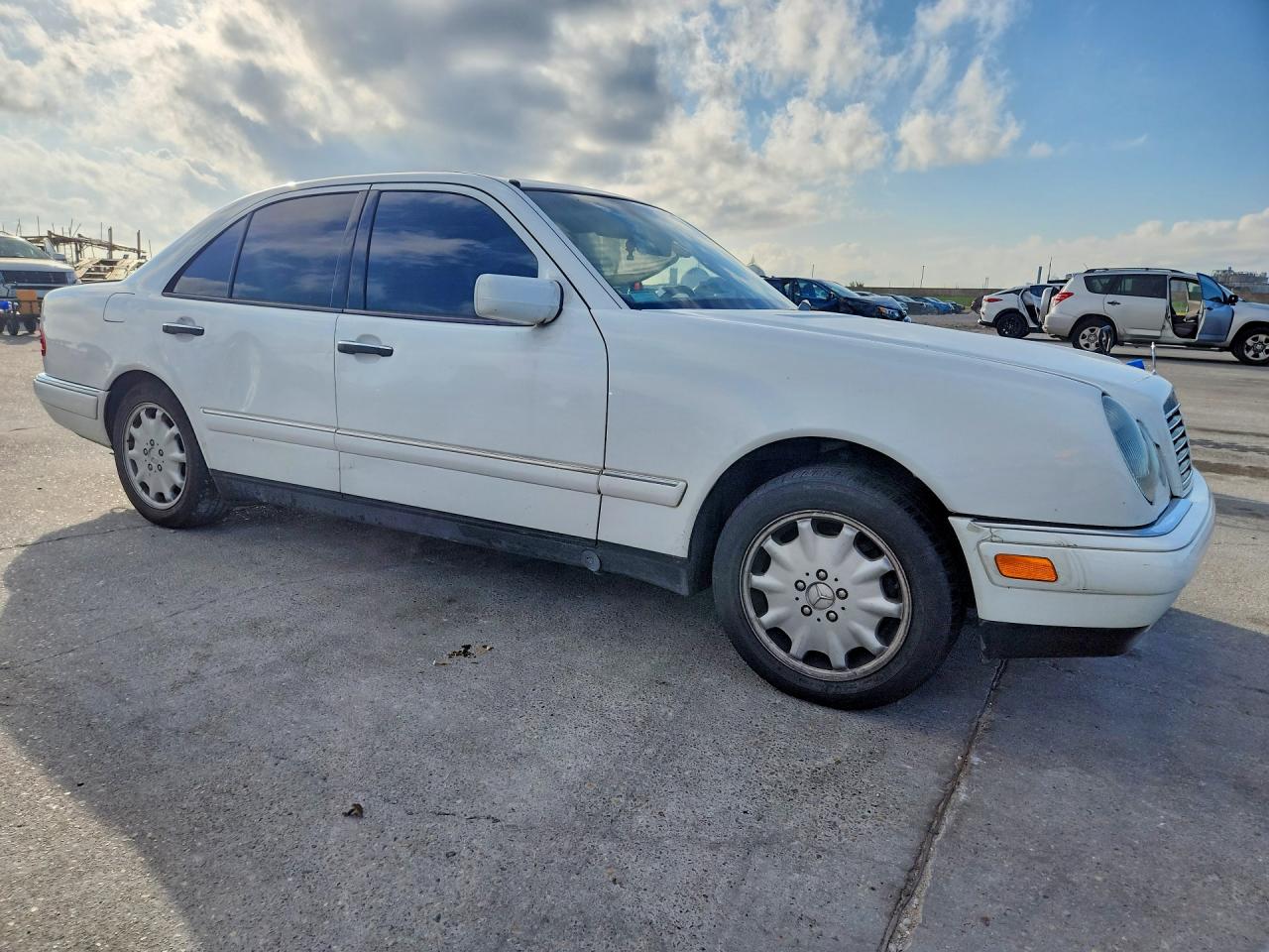 1999 Mercedes-benz E 320 White vin: WDBJF65H9XA946282