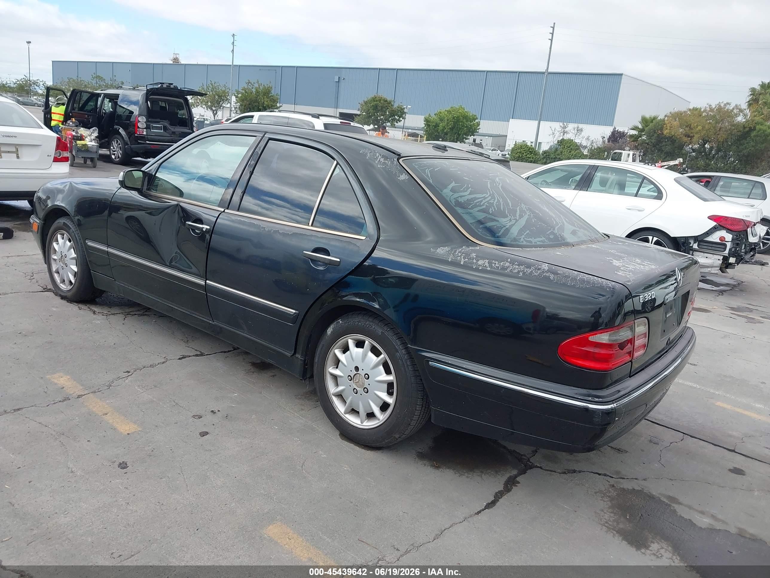 2000 Mercedes-benz E 320   Black vin: WDBJF65J0YA998548