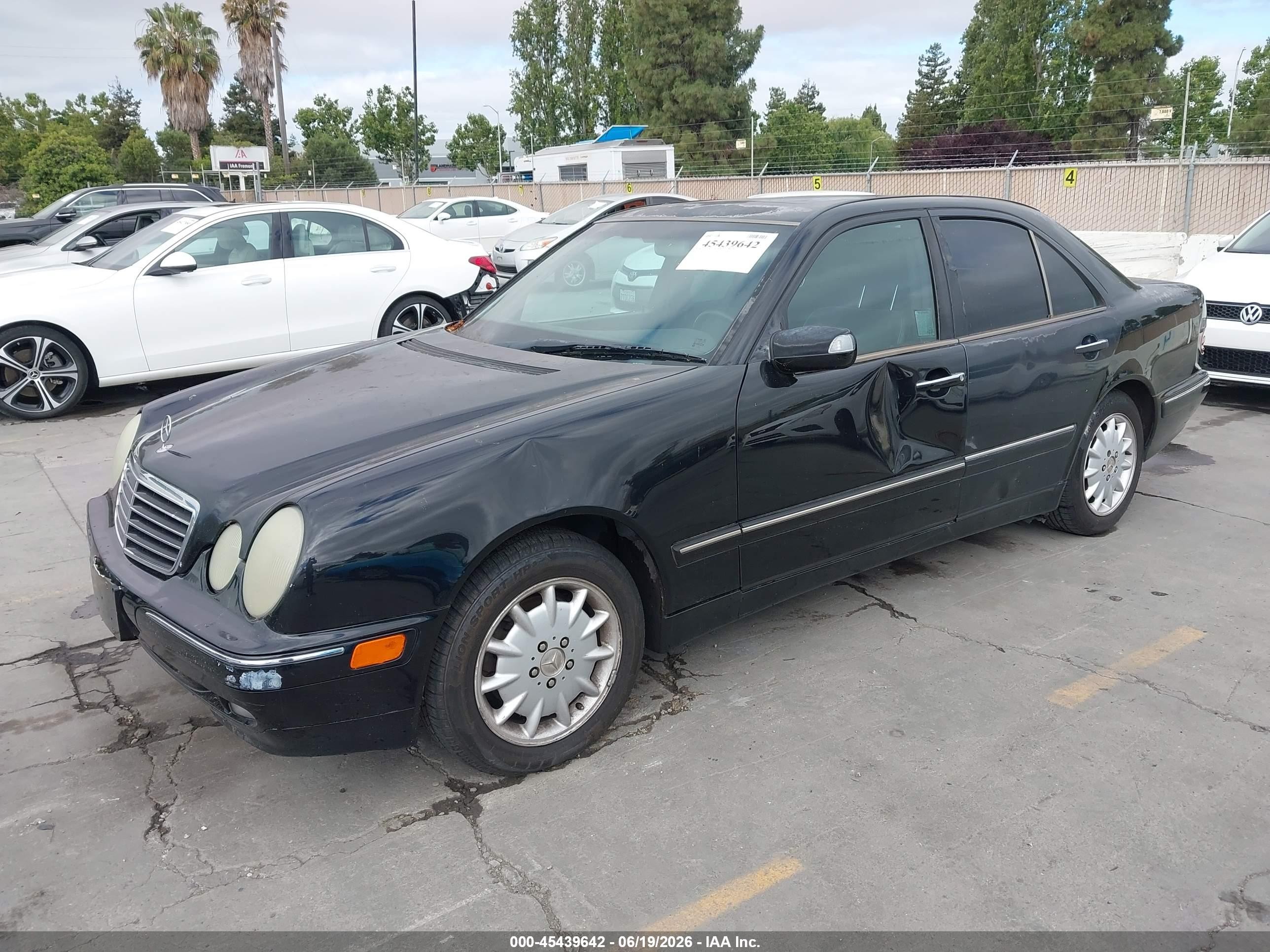 2000 Mercedes-benz E 320   Black vin: WDBJF65J0YA998548