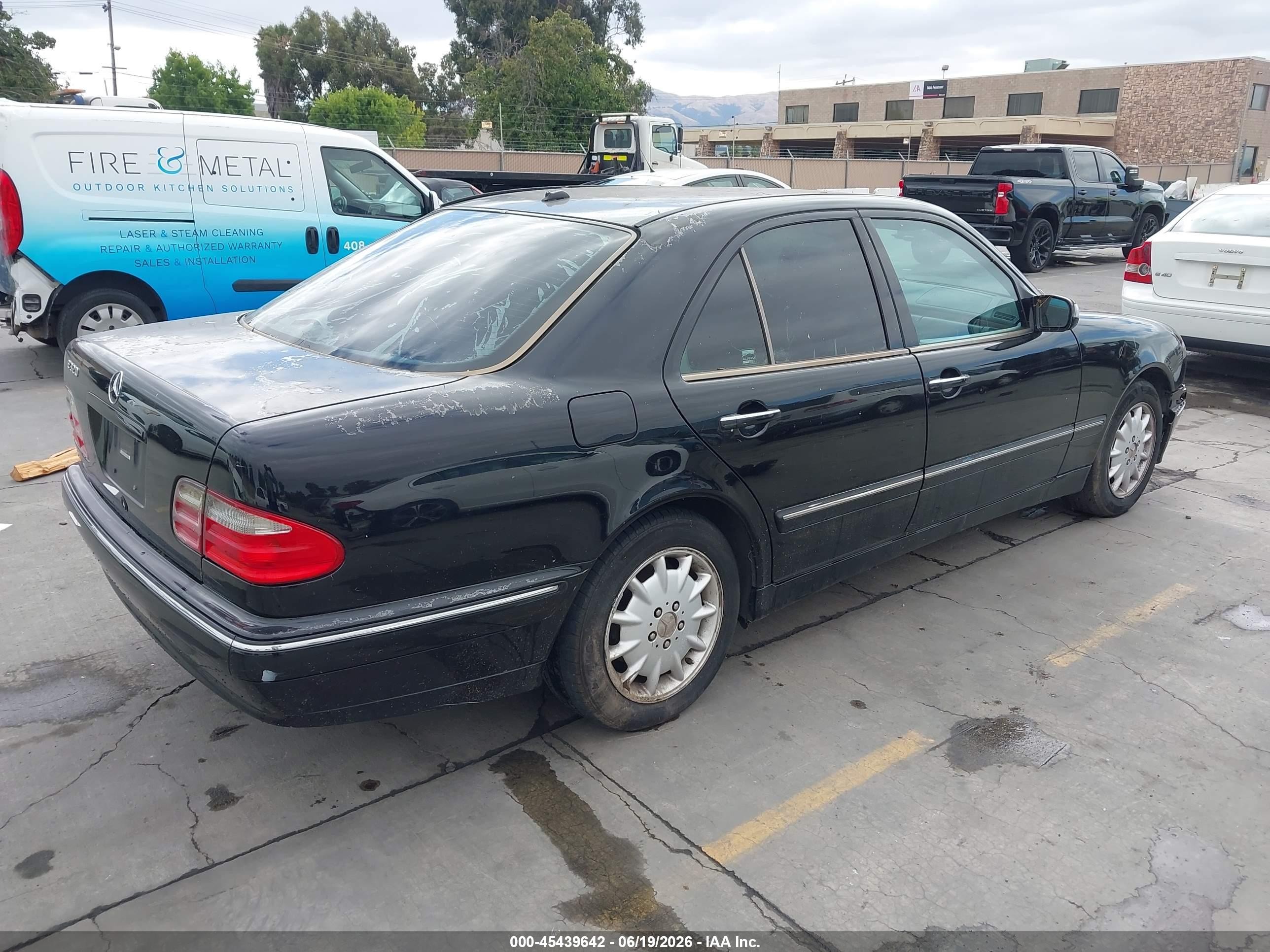 2000 Mercedes-benz E 320   Black vin: WDBJF65J0YA998548