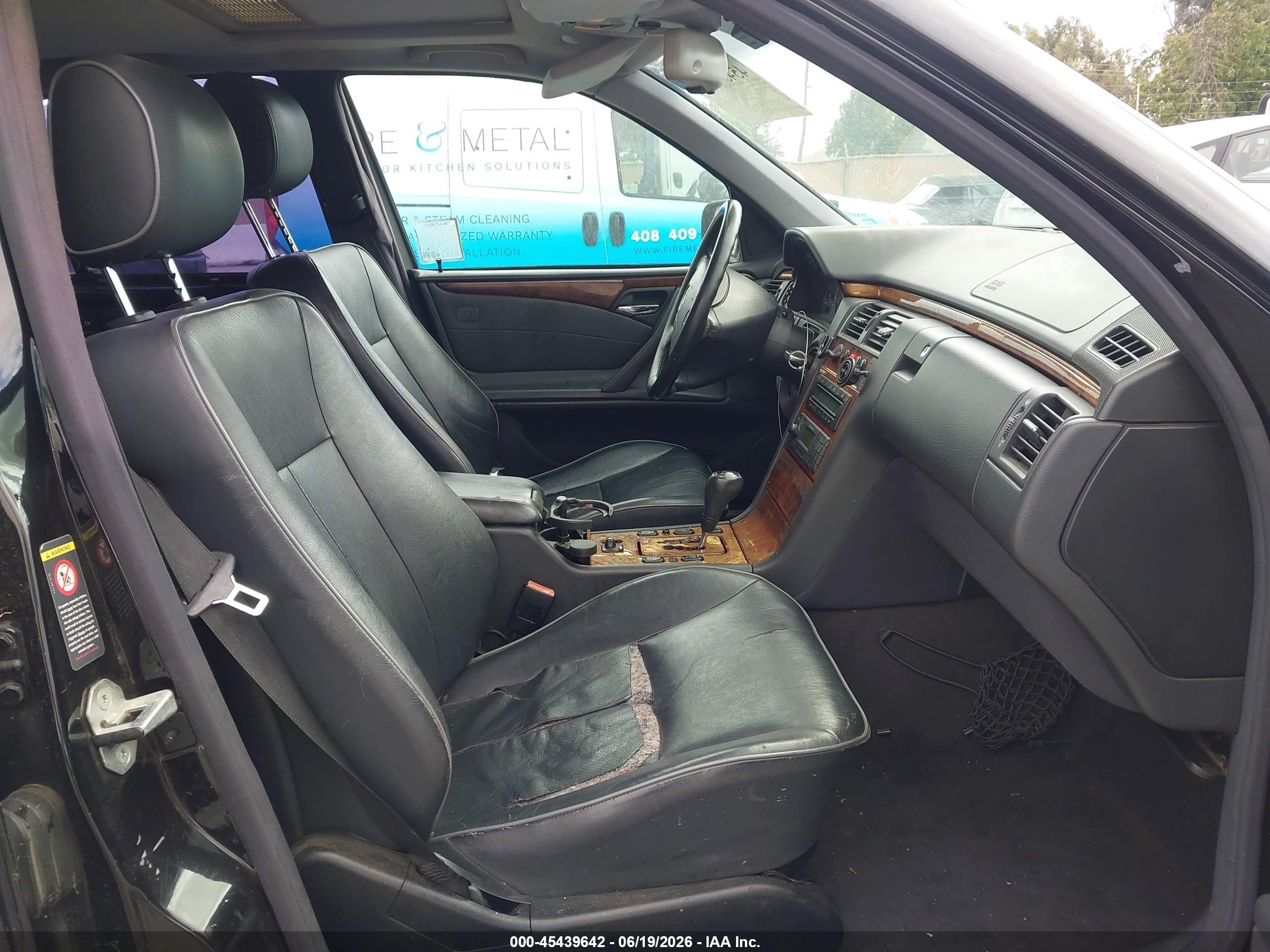 2000 Mercedes-benz E 320   Black vin: WDBJF65J0YA998548