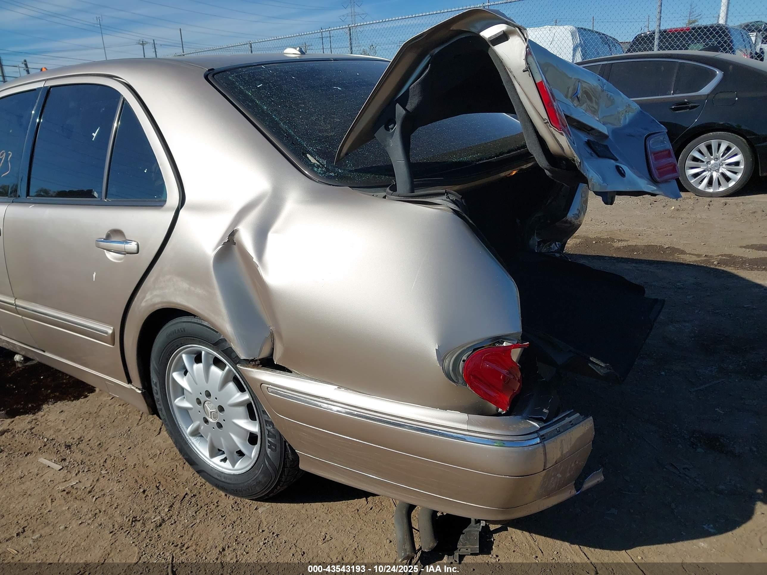 2000 Mercedes-benz E 320 Gold vin: WDBJF65J0YB061239