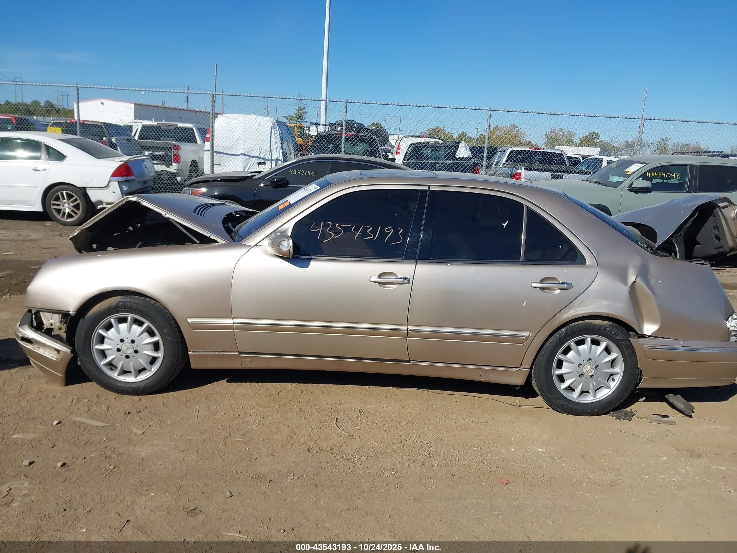 2000 Mercedes-benz E 320 Gold vin: WDBJF65J0YB061239
