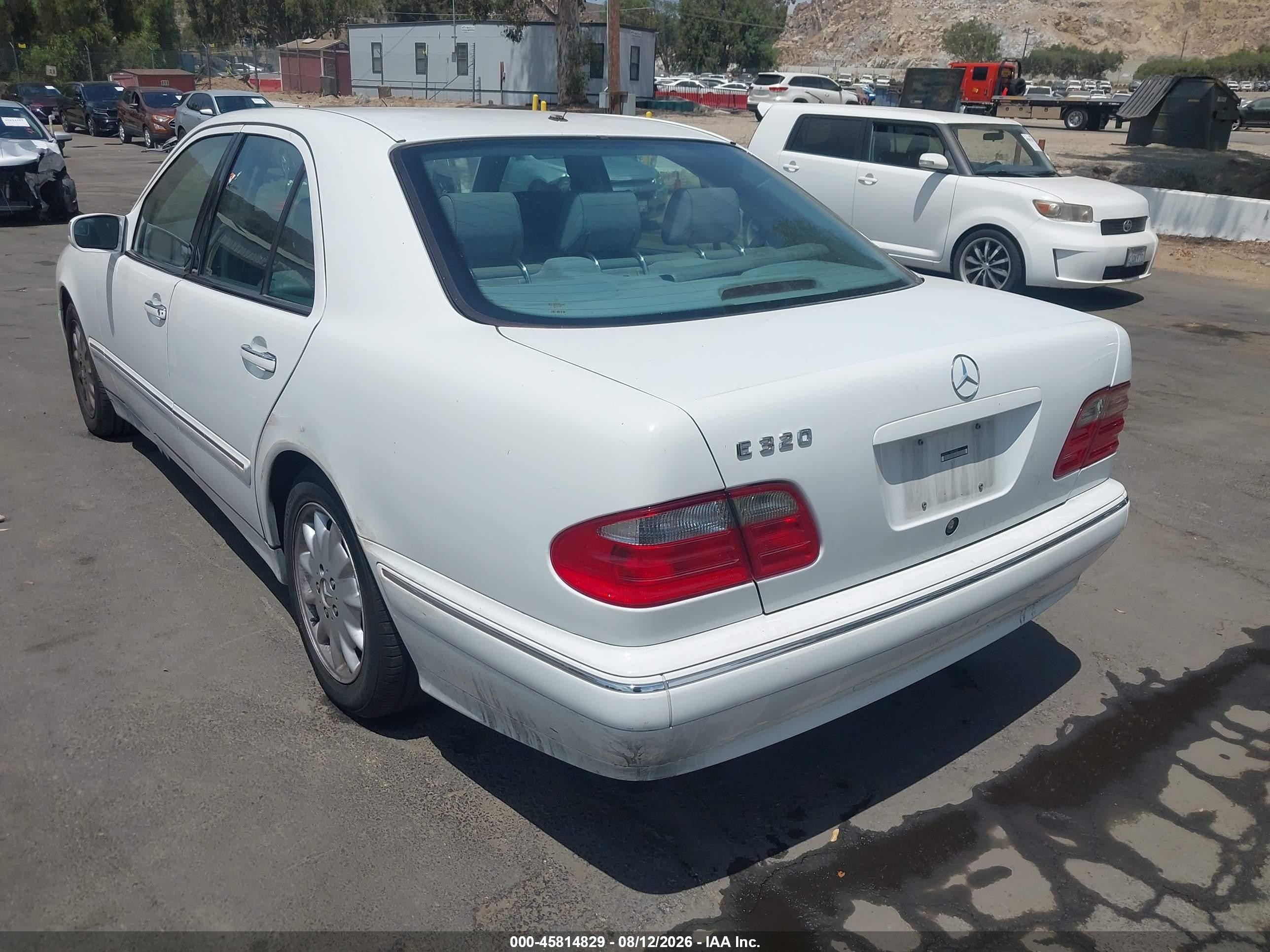 2000 Mercedes-benz E 320   White vin: WDBJF65J1YB065395