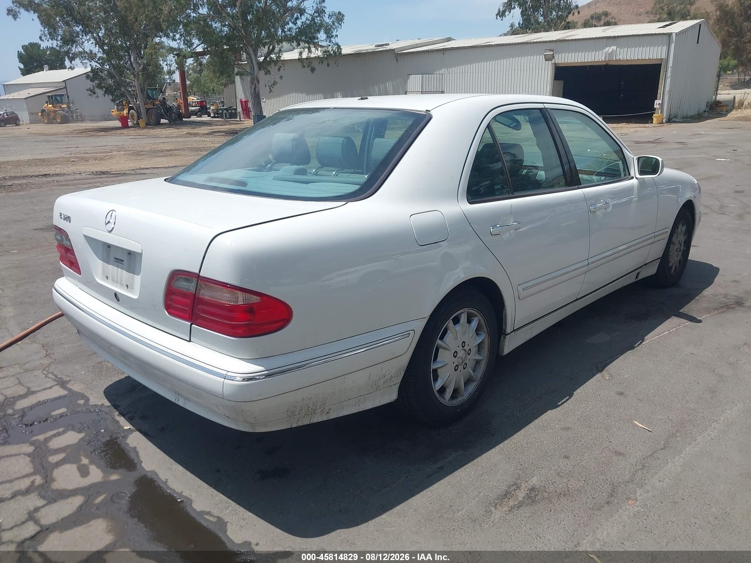 2000 Mercedes-benz E 320   White vin: WDBJF65J1YB065395