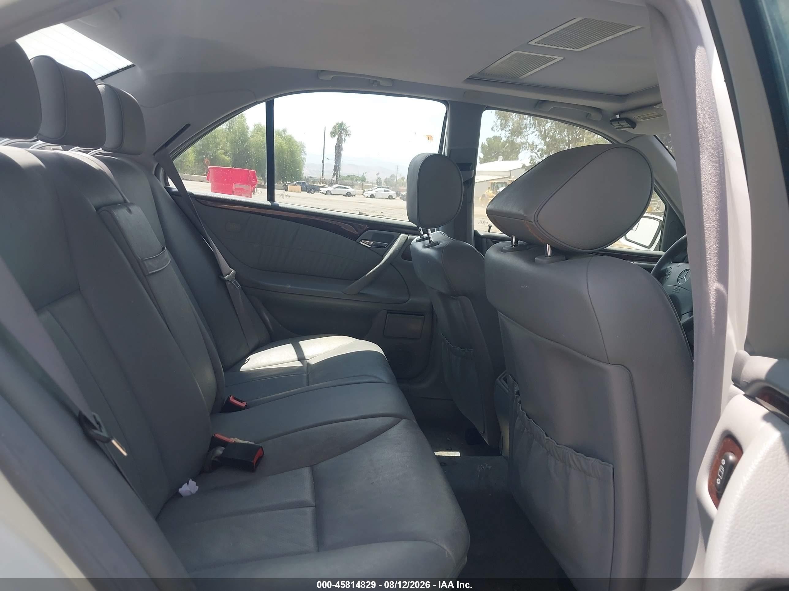 2000 Mercedes-benz E 320   White vin: WDBJF65J1YB065395