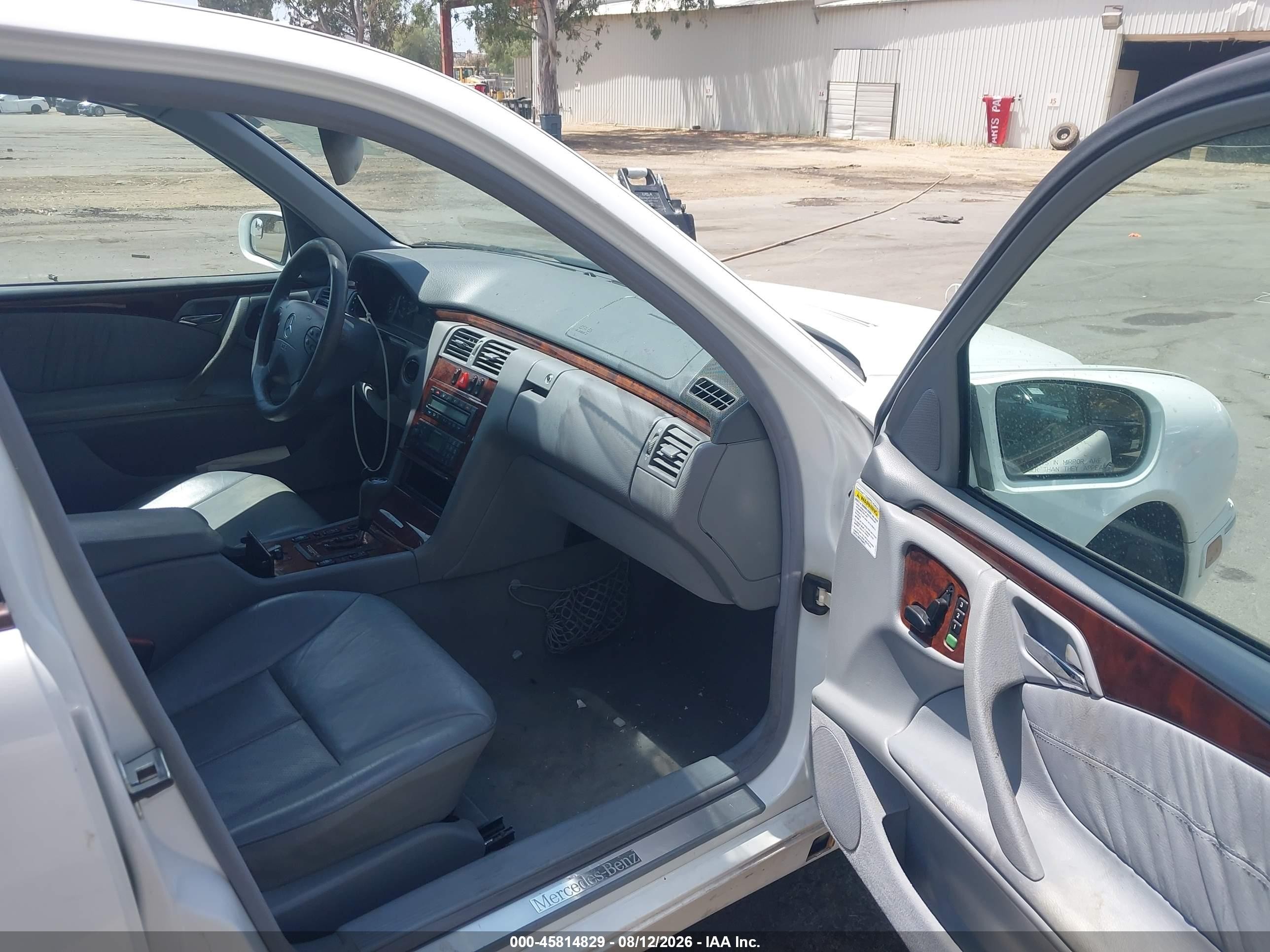 2000 Mercedes-benz E 320   White vin: WDBJF65J1YB065395