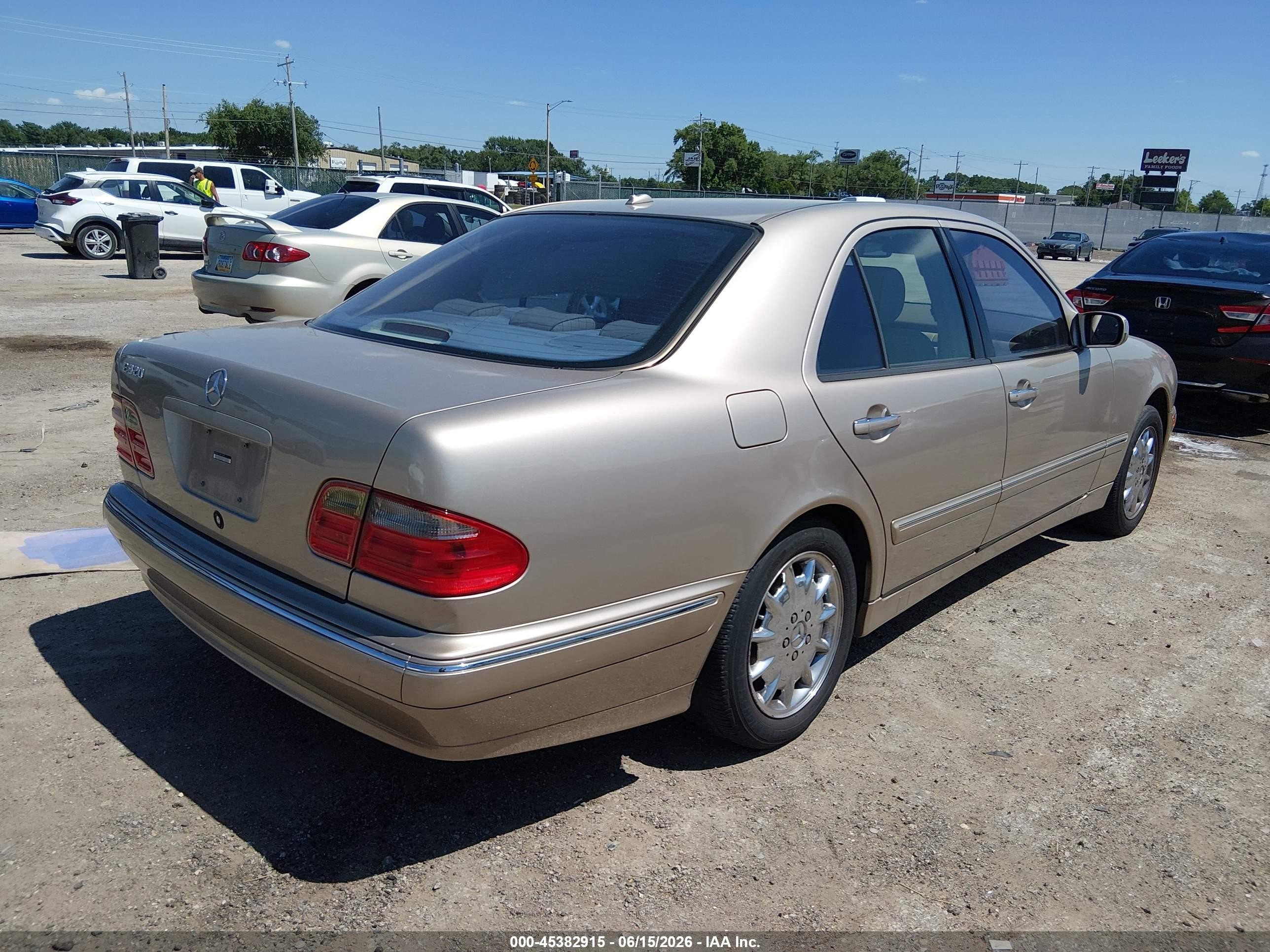 2000 Mercedes-benz E 320 Gold vin: WDBJF65J1YB077885