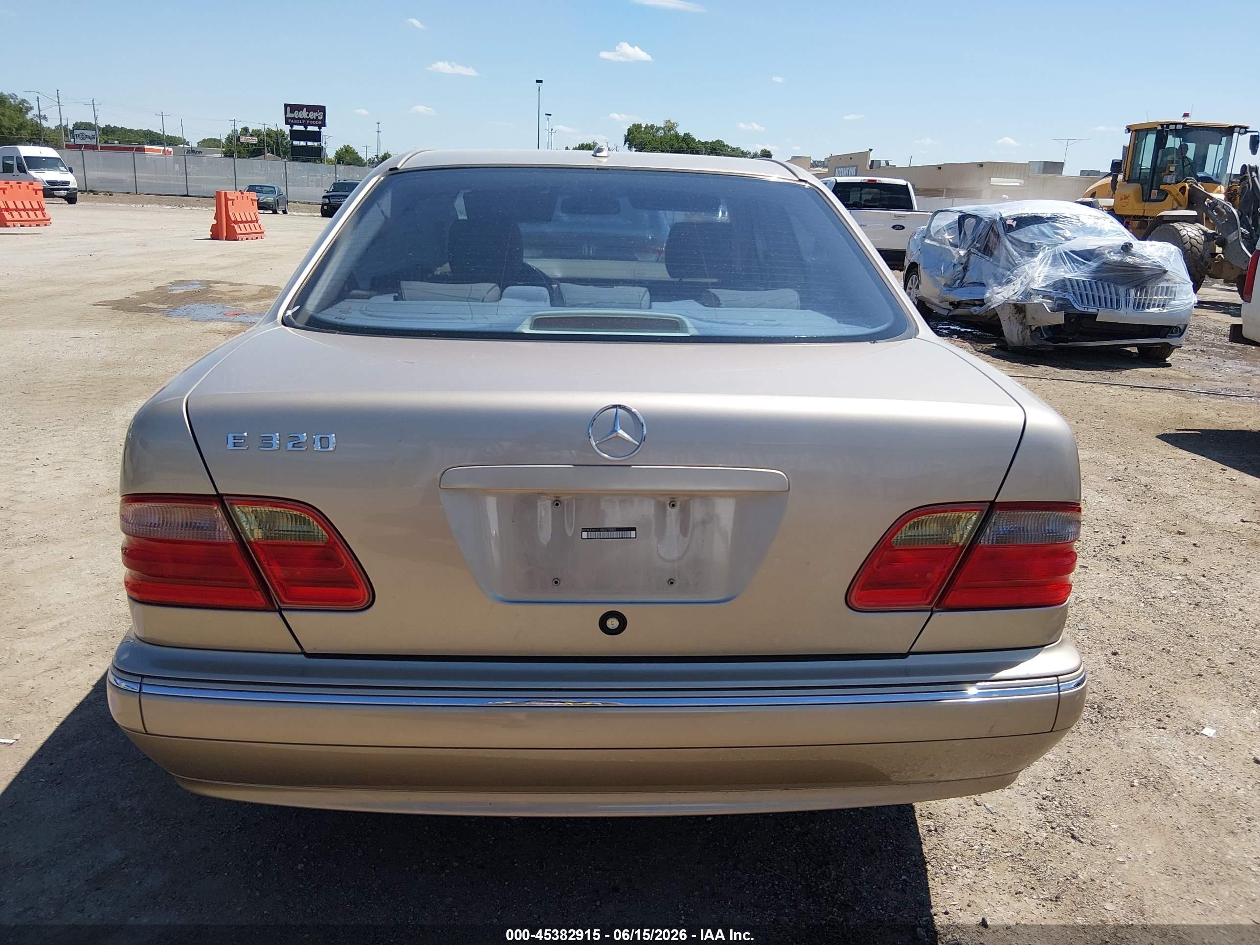 2000 Mercedes-benz E 320 Gold vin: WDBJF65J1YB077885