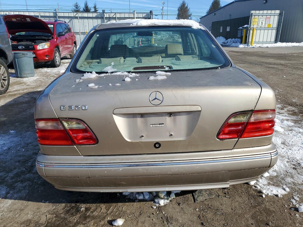 2000 Mercedes-benz E 320 Gold vin: WDBJF65J1YB103059