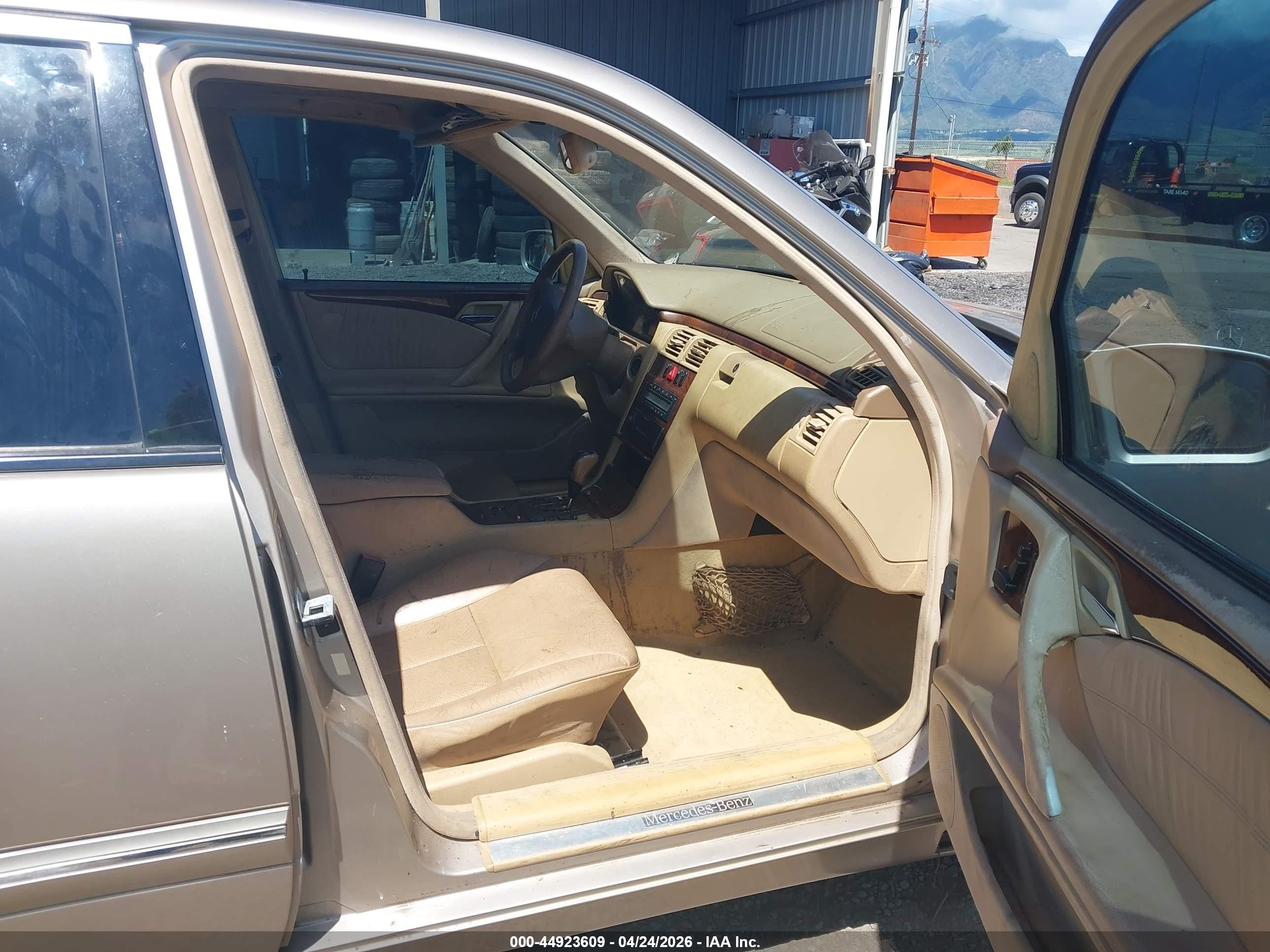 2002 Mercedes-benz E 320 Special Edition Золотой vin: WDBJF65J22B404091