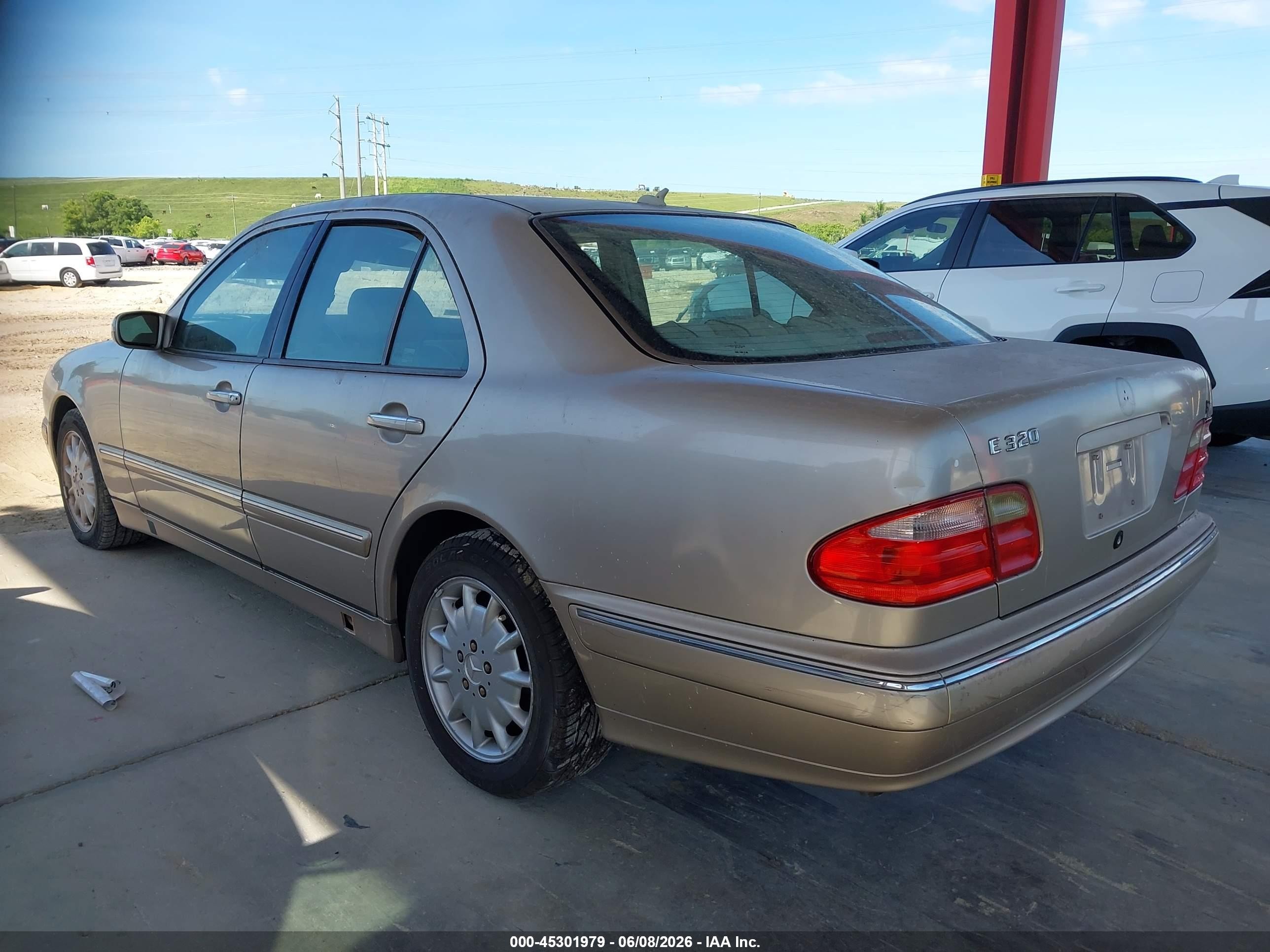 2000 Mercedes-benz E 320   Золотой vin: WDBJF65J2YB066376