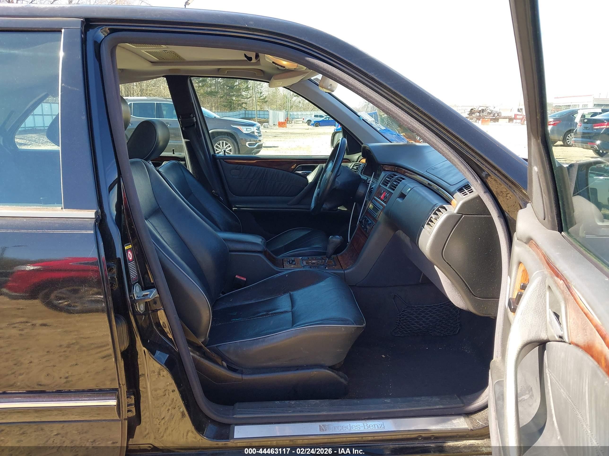 2000 Mercedes-benz E 320 Black vin: WDBJF65J2YB108349