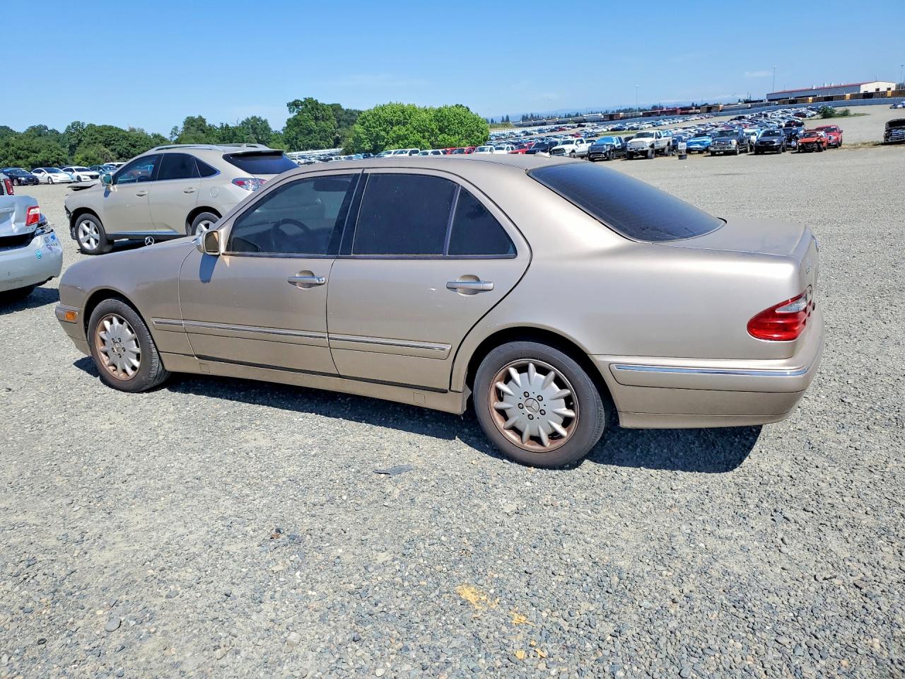 2000 Mercedes Benz E 320 Tan vin: WDBJF65J2YB162606