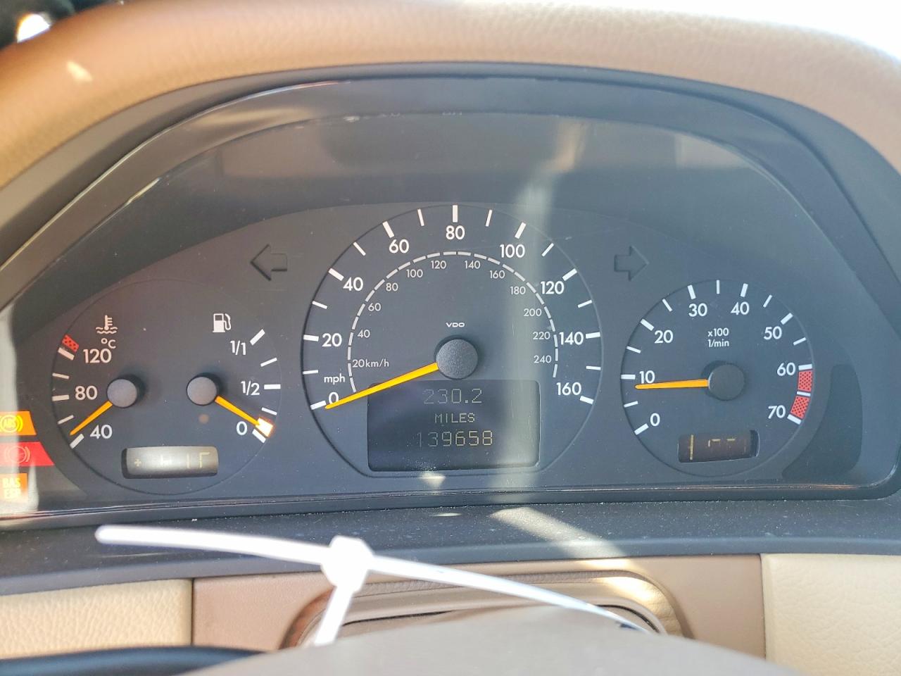 2000 Mercedes Benz E 320 Tan vin: WDBJF65J2YB162606
