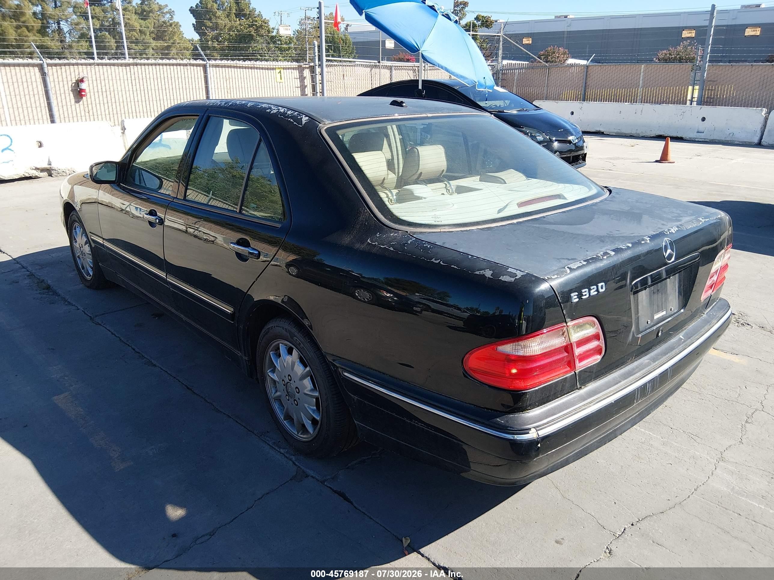 2001 Mercedes-benz E 320   Black vin: WDBJF65J31X054570