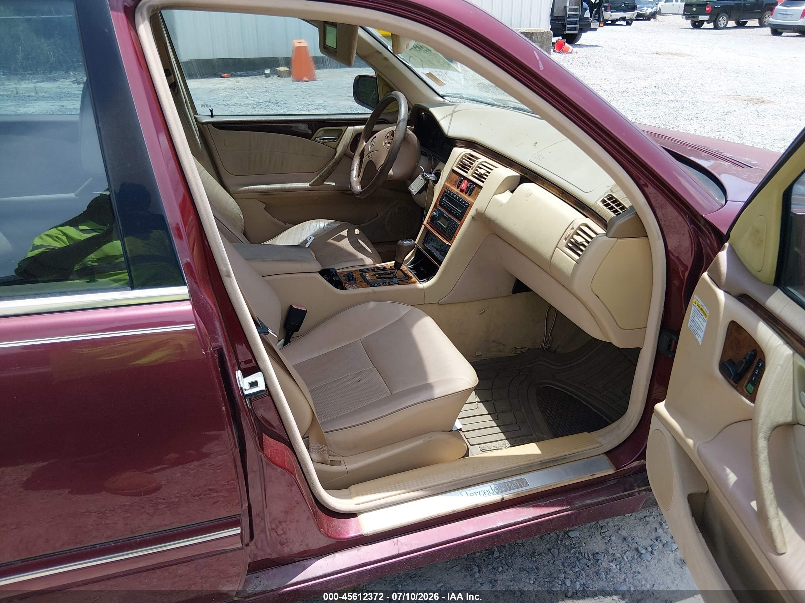 2000 Mercedes-benz E 320   Burgundy vin: WDBJF65J3YA981405