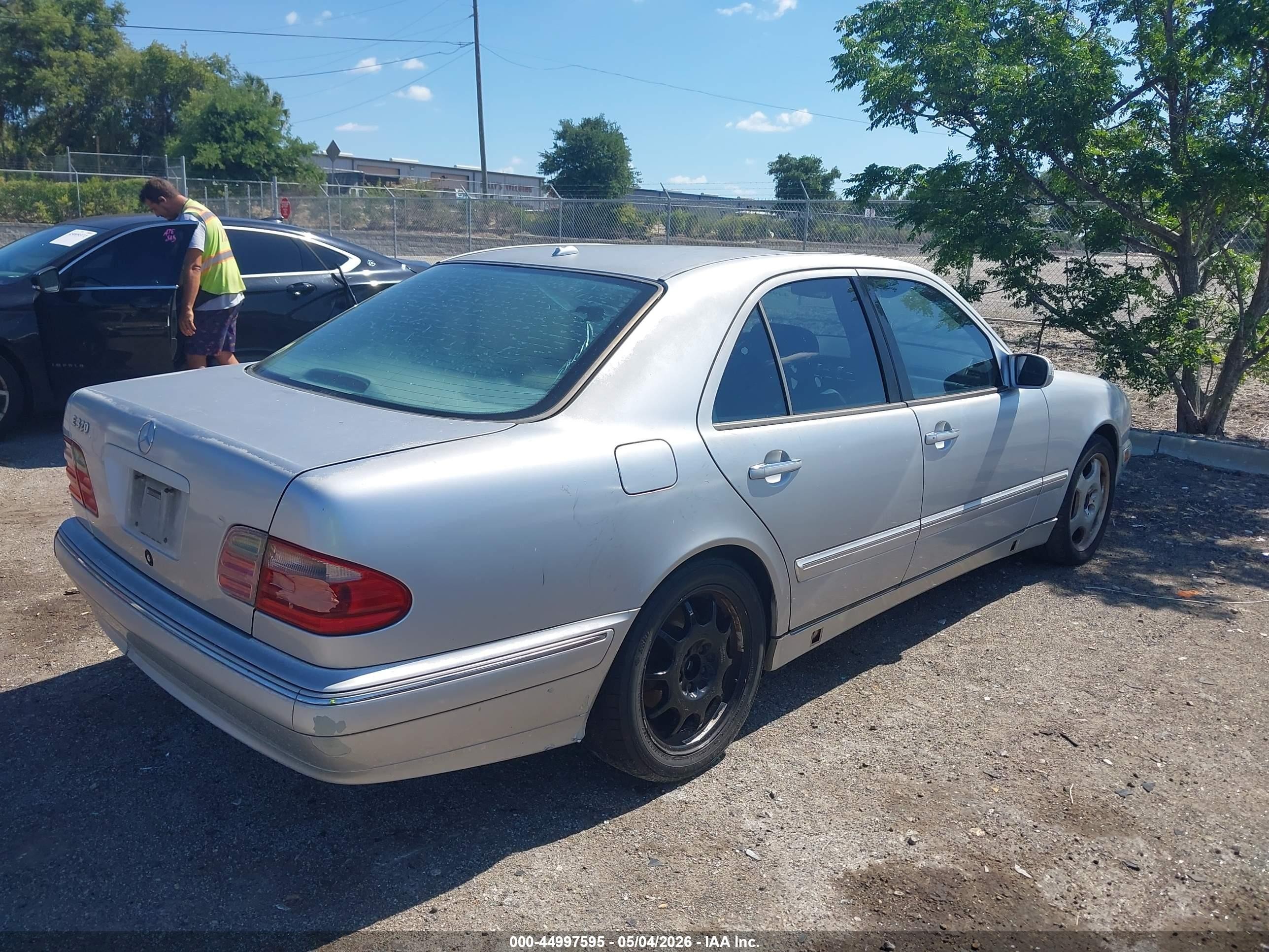 2000 Mercedes-benz E 320   Серебряный vin: WDBJF65J3YB107016