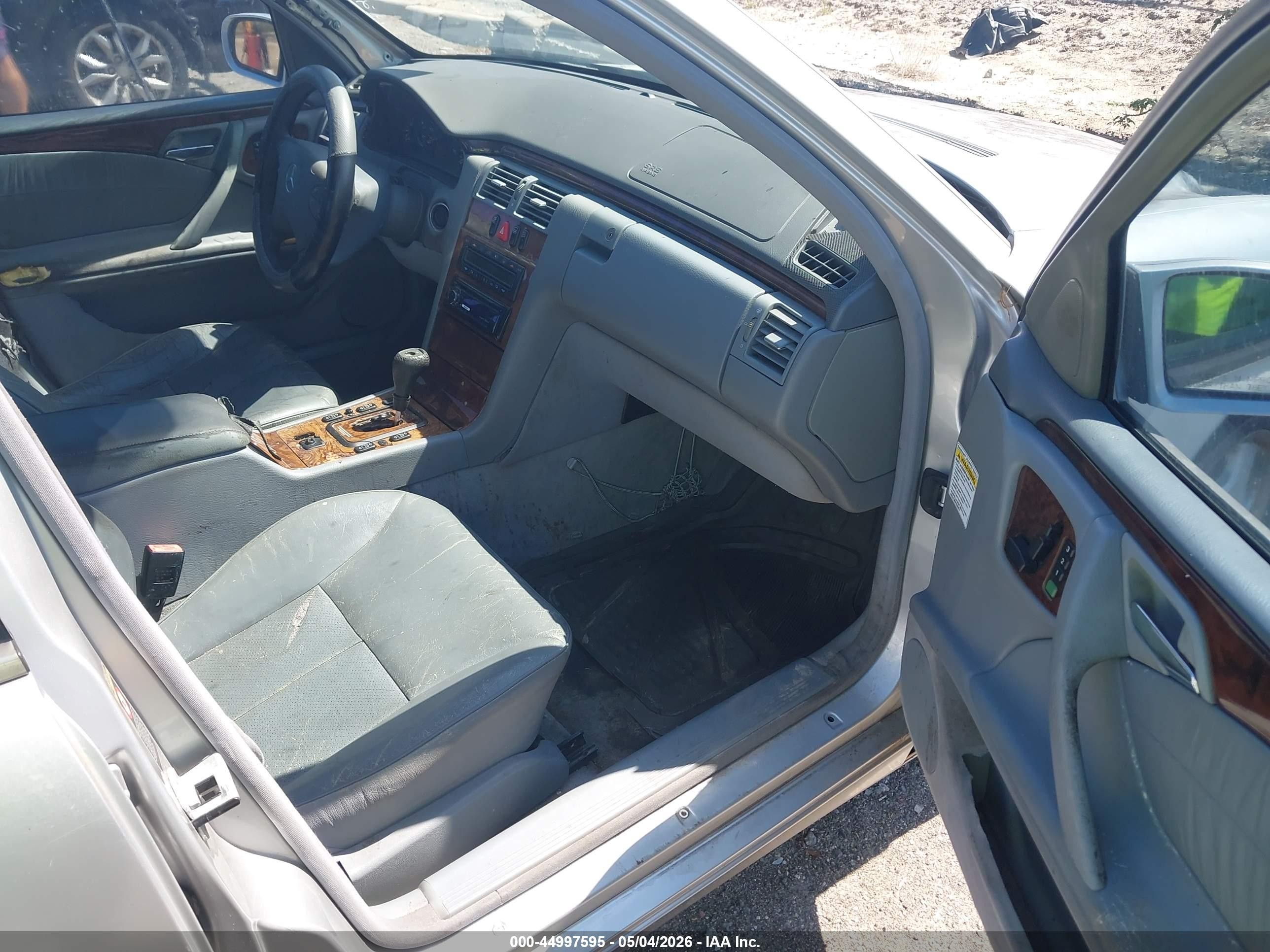 2000 Mercedes-benz E 320   Серебряный vin: WDBJF65J3YB107016