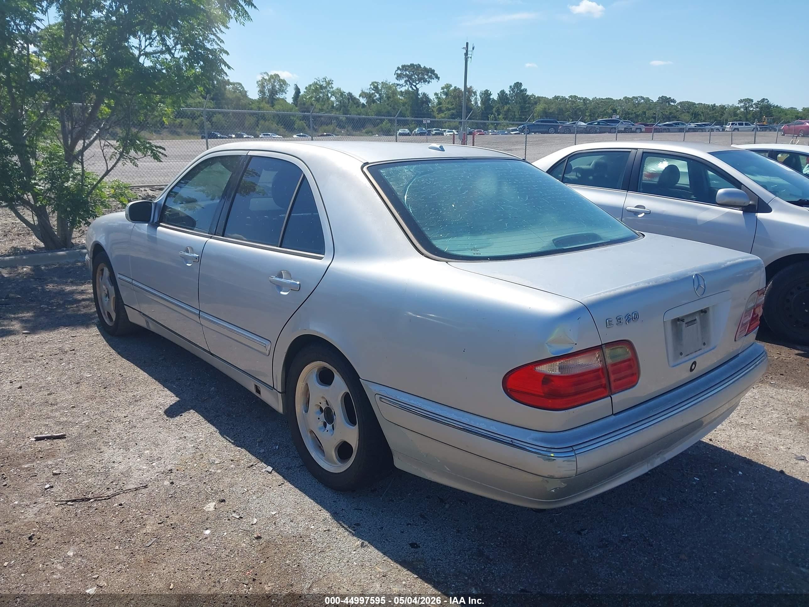 2000 Mercedes-benz E 320   Серебряный vin: WDBJF65J3YB107016
