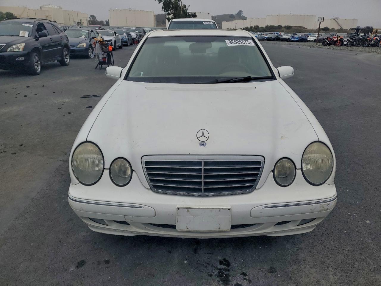 2001 Mercedes-benz E 320 White vin: WDBJF65J41B247081