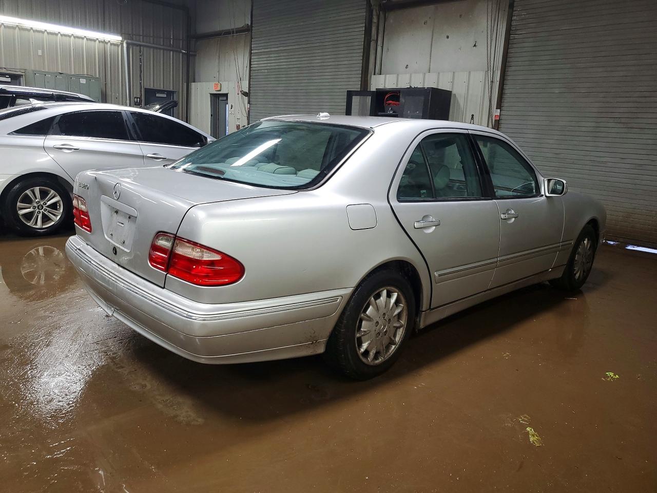 2000 Mercedes-benz E 320 Silver vin: WDBJF65J4YB026106