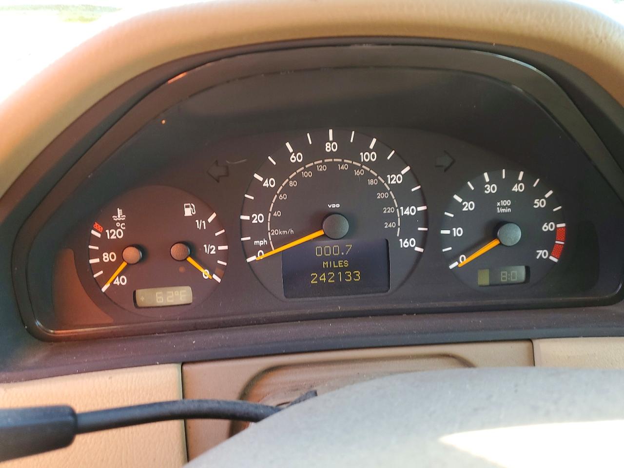 2002 Mercedes-benz E-class Cream vin: WDBJF65J52B427767