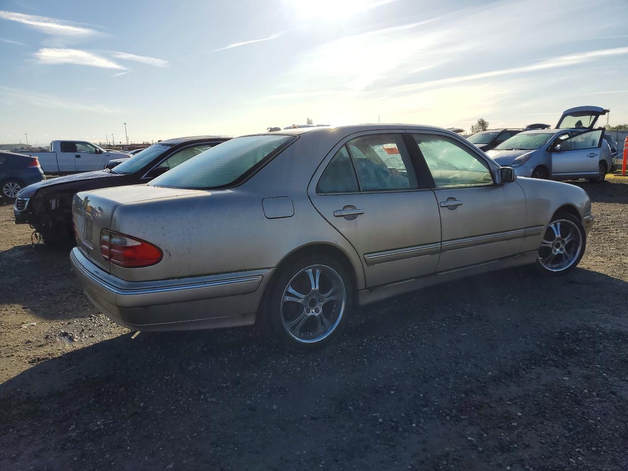 2002 Mercedes-benz E-class Cream vin: WDBJF65J52B427767