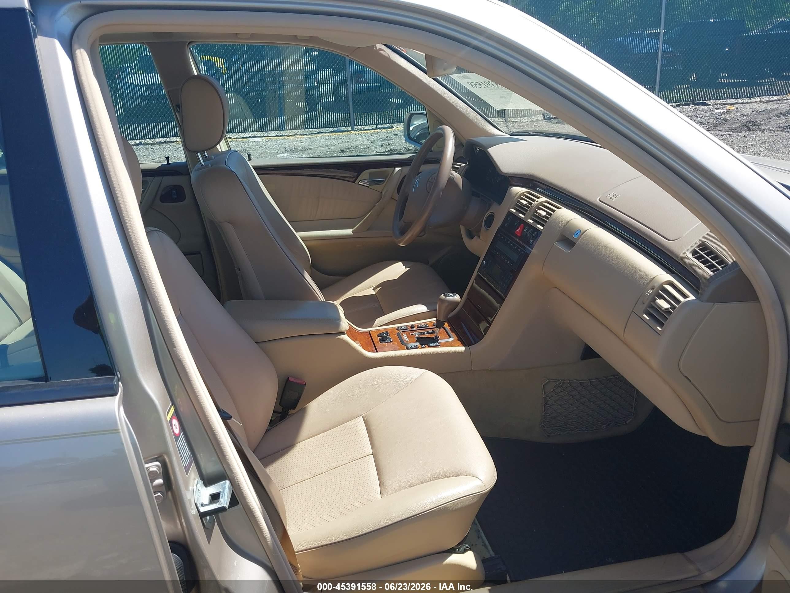 2000 Mercedes-benz E 320   Gold vin: WDBJF65J5YA978988