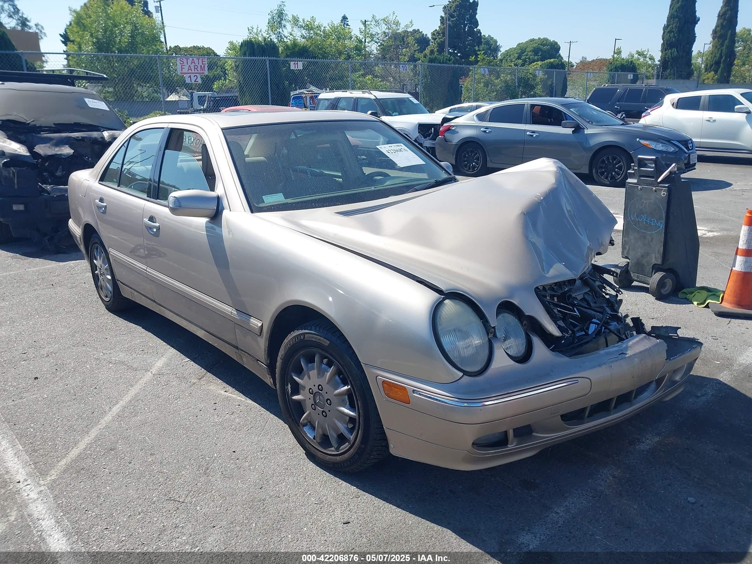 2000 Mercedes-benz E 320   Gold vin: WDBJF65J5YA983253