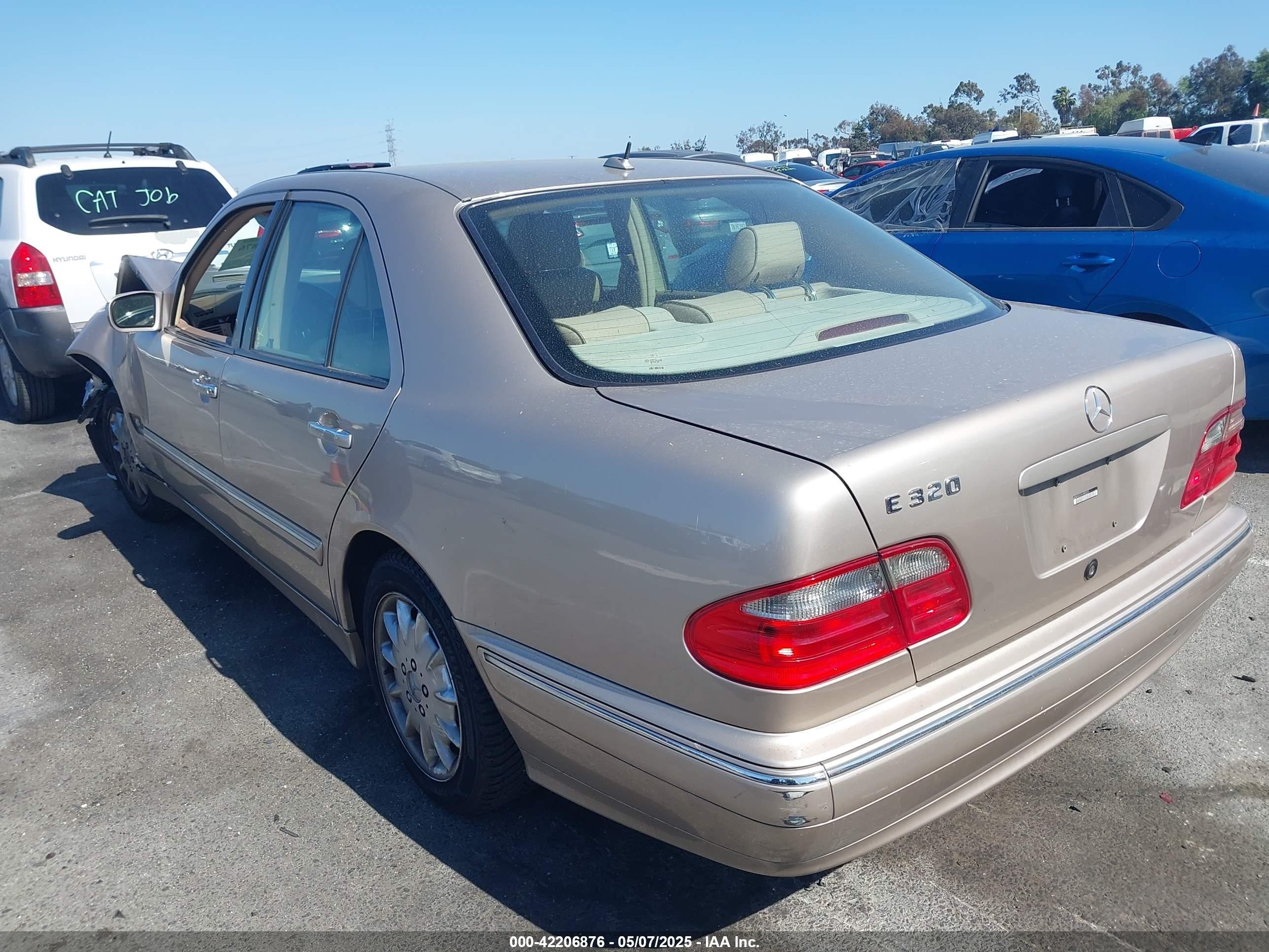 2000 Mercedes-benz E 320   Gold vin: WDBJF65J5YA983253