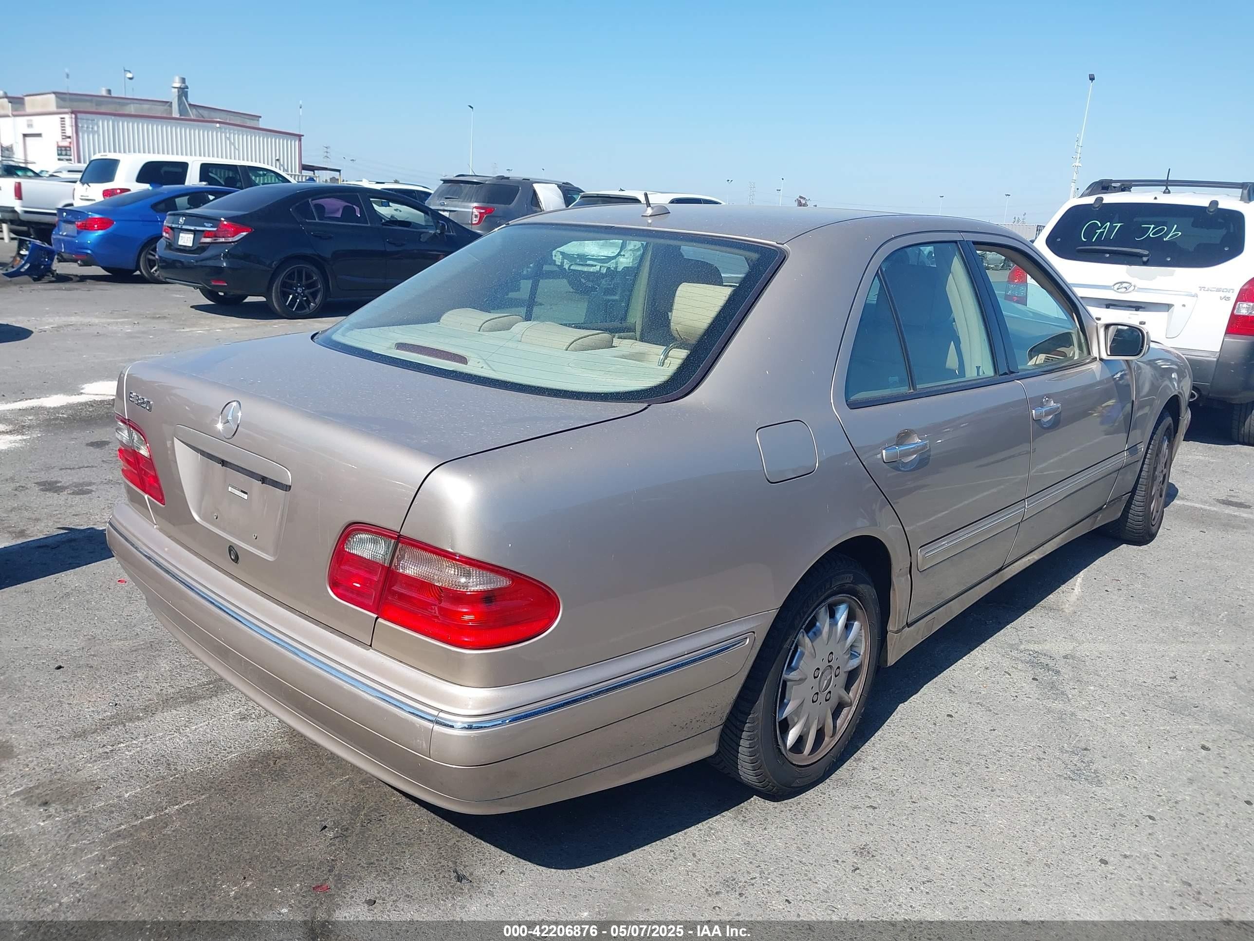 2000 Mercedes-benz E 320   Gold vin: WDBJF65J5YA983253