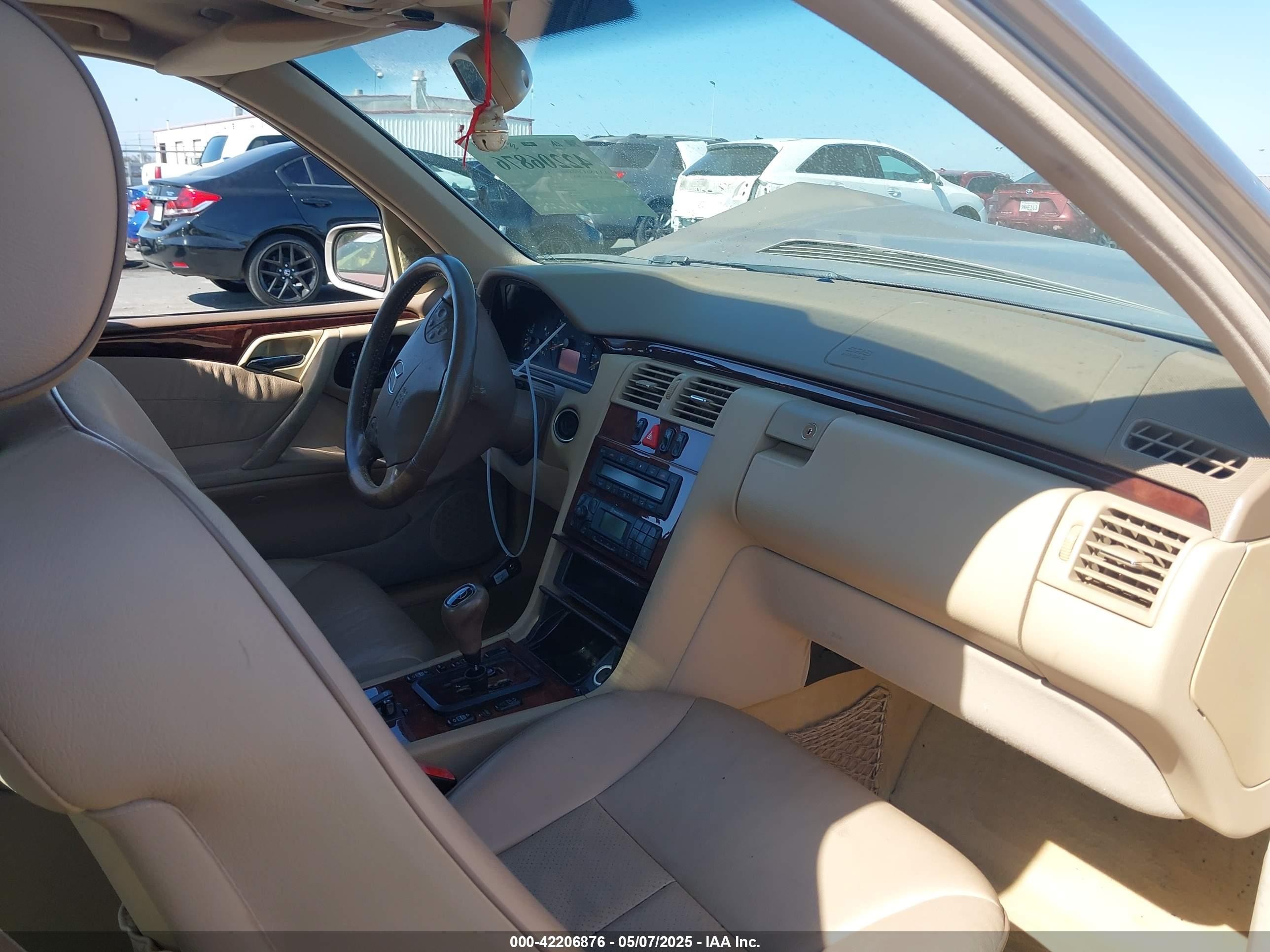 2000 Mercedes-benz E 320   Gold vin: WDBJF65J5YA983253