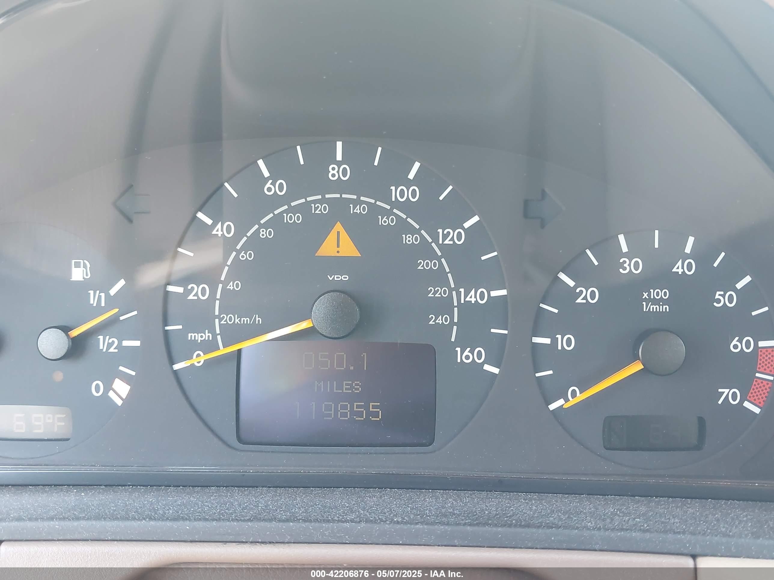 2000 Mercedes-benz E 320   Gold vin: WDBJF65J5YA983253