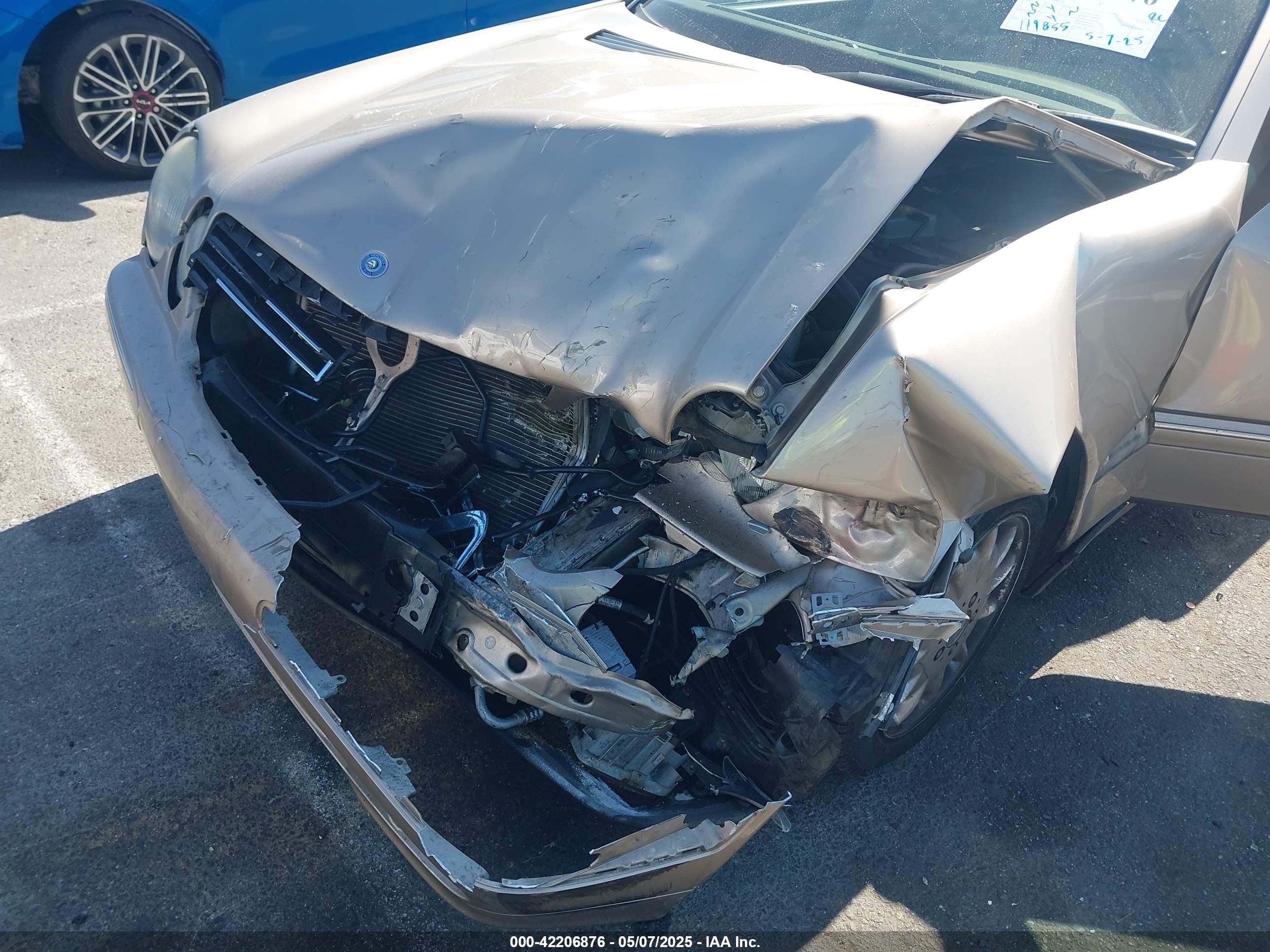 2000 Mercedes-benz E 320   Gold vin: WDBJF65J5YA983253